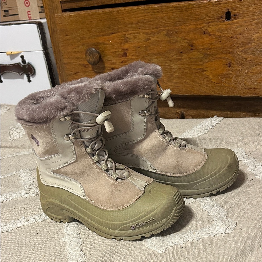 Columbia Women's Beige and Olive Winter Boots